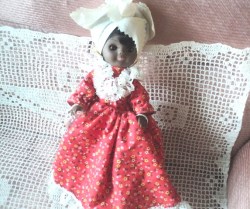 10'' CUTE GAMBINA NEW ORLEANS DOLL, TAG RED CALICO DRESS, STAND